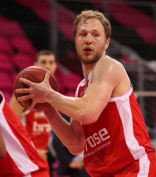 着他的每一 着他的每一